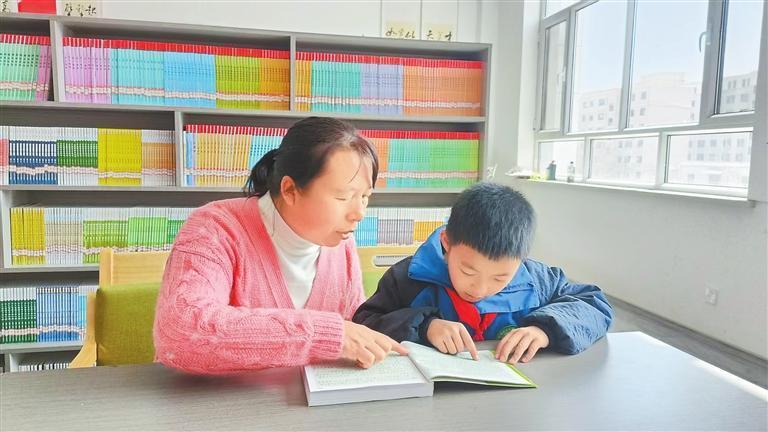 王玉红为留守儿童辅导功课 受访者供图