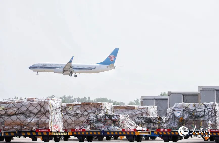 新郑国际机场内等待运输的货物。人民网 霍亚平摄（资料图）