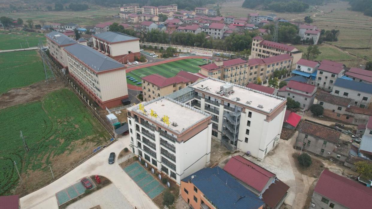 航拍视角下的画桥镇中心小学与致知楼(白色连体建筑物)。受访者供图