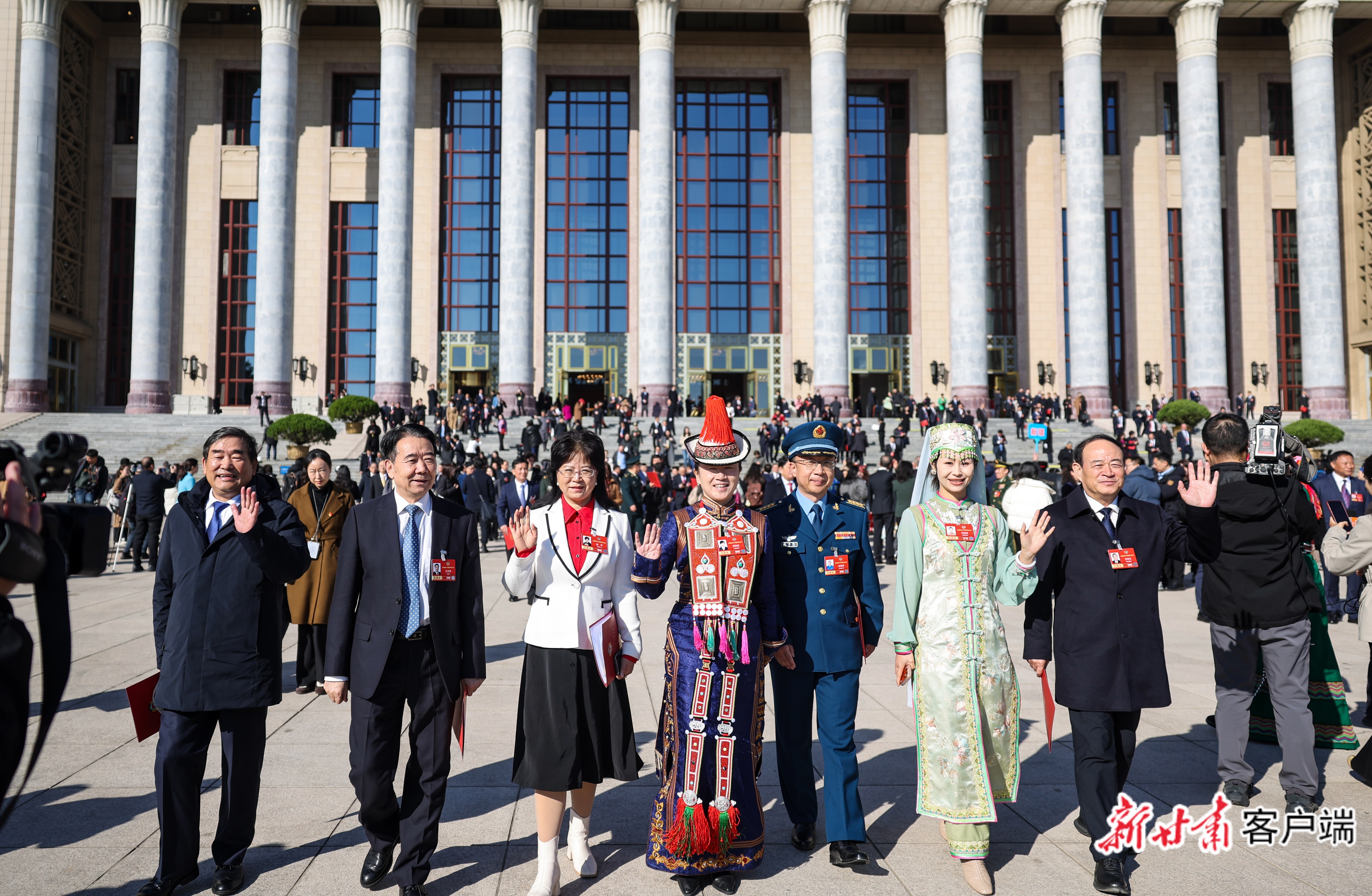 住甘全国政协委员信心满满走出会场