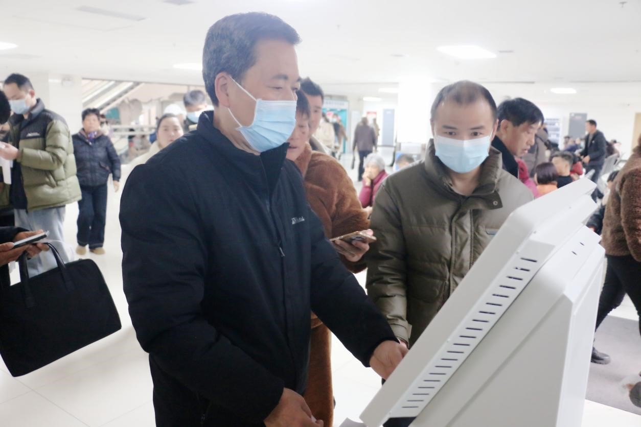 体验员在采血处体验报到机器
