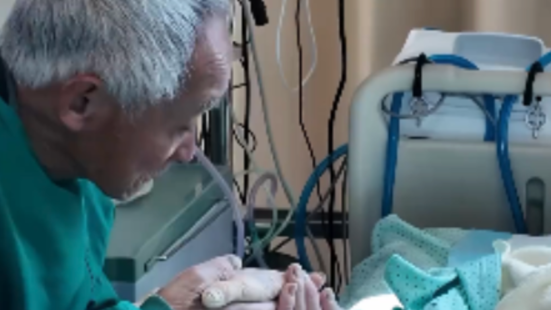 “世界上顶好顶好的老太婆”走了…浙江82岁老伯每天跨海探视住ICU的老伴105天从未间断，“今生今世到此结束了，我心如刀割”