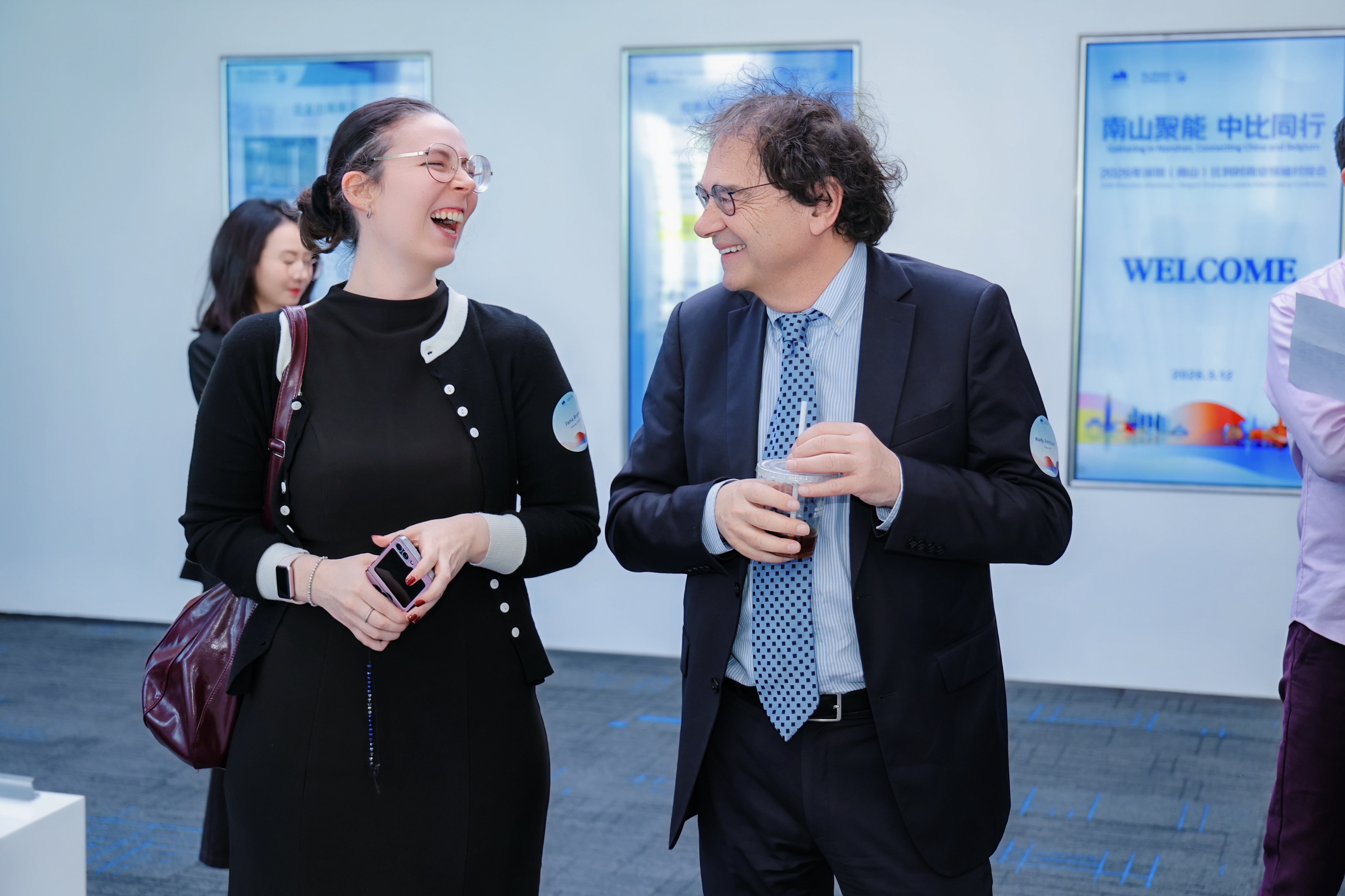 “南山的特别之处,不在于只有一家优秀的企业,而在于拥有完整的产业生态体系。”鲁迪·阿诺特在对比欧洲与南山时指出,“当地政府的开放思维是关键因素。正是这种融合共生的生态体系——政府、企业等所有利益相关方都拥有共同的目标,朝着同一个方向发力——让南山获得了成功,而这恰恰是欧洲一直以来需要学习的。”