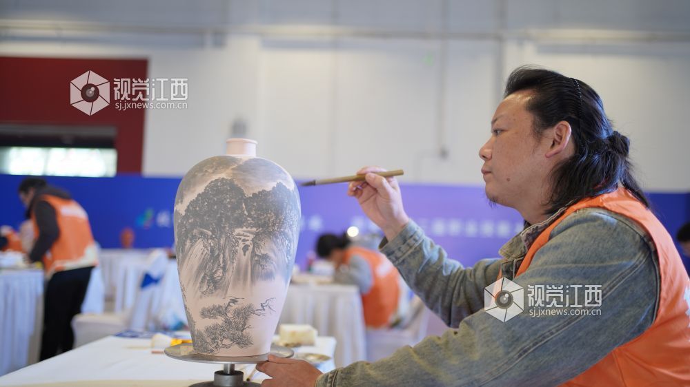 图为陶瓷设计项目比赛现场。