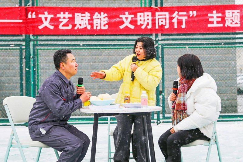 3月4日，张家口市文艺志愿者在表演节目。