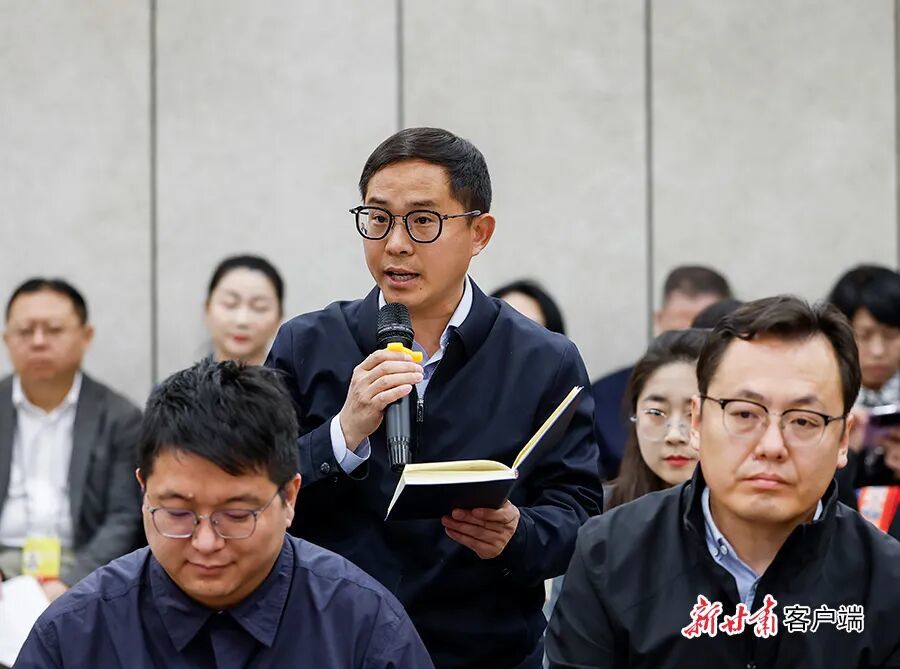 光明日报记者现场提问