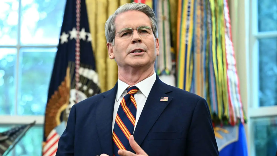 “总统找你”，美财长正接受采访，突然被助手叫往白宫战情室…