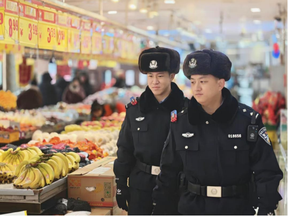 东莱民警在辖区开展巡逻
