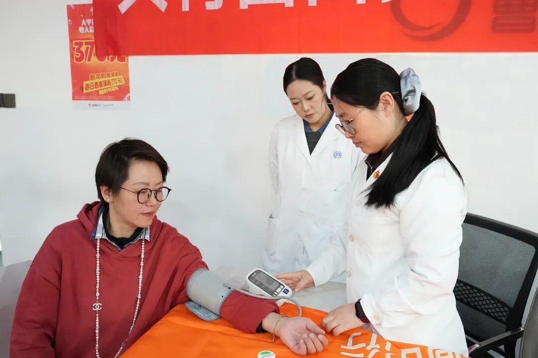 守护方向盘上的“她”——西安市第四医院团委为百余名女性新就业群体提供健康服务