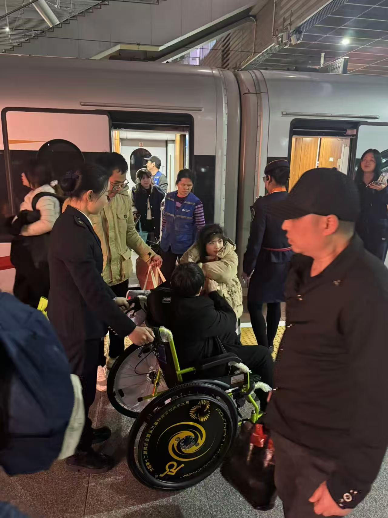 16个不眠夜 “多”送百万旅客返乡返岗