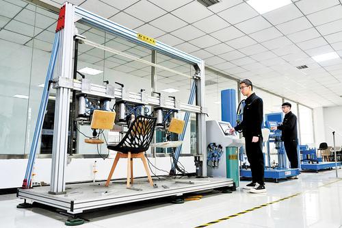 3月3日，位于霸州市的河北省特色定制家具产品质量检验检测中心，工作人员进行产品质量检验。 本报记者 王 伟摄