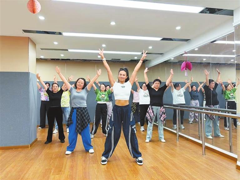 社区夜校的教室内,爱好者正在练习有氧燃脂舞。兰州市焦家湾东社区供图