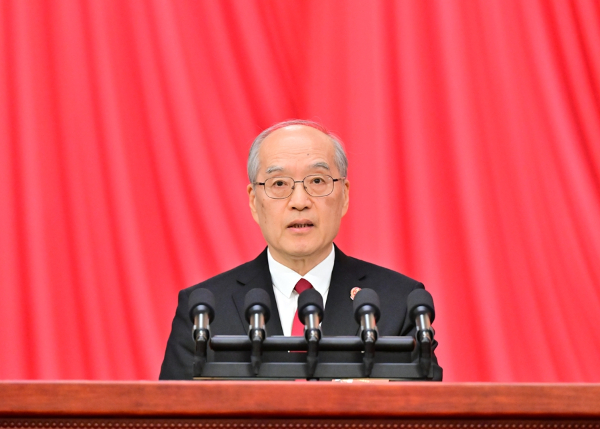 3月9日，十四届全国人大四次会议在北京人民大会堂举行第二次全体会议。最高人民法院院长张军作最高人民法院工作报告。 新华社记者 丁海涛 摄