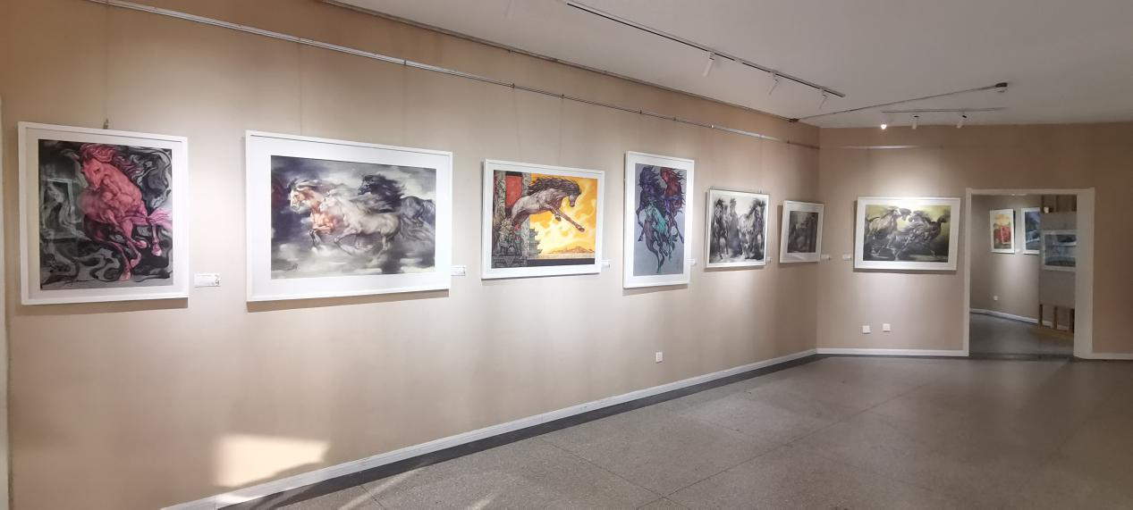 姜广宇艺术个展亮相青岛大学 以奔腾与凝望诠释艺术的力与美