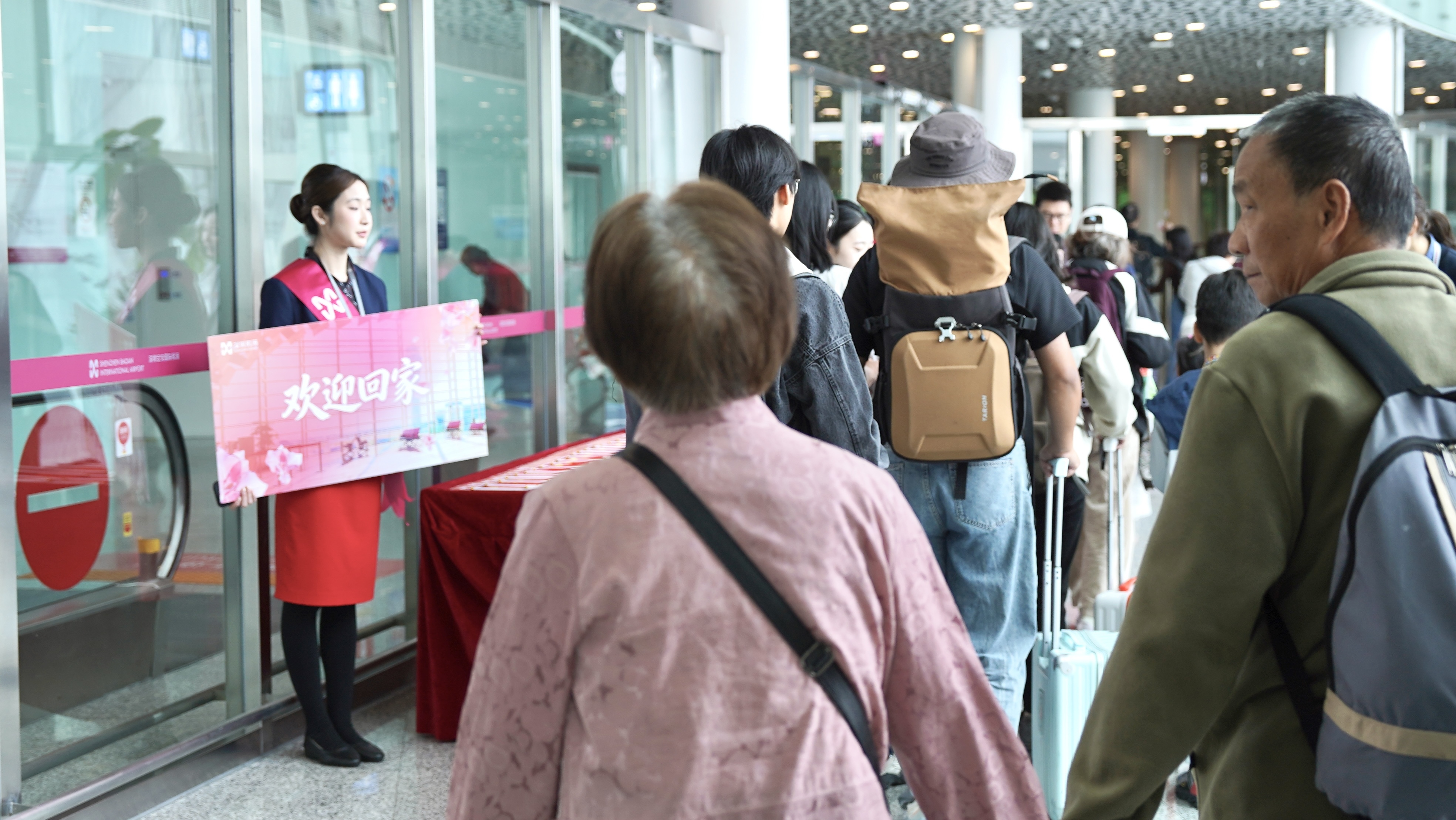 迪拜复航首批航班抵深