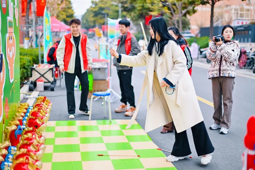 河南高校出彩开学季，郑州城市职业学院报到日仪式感拉满