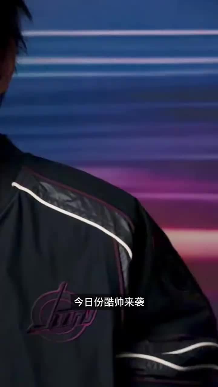 #田栩宁 191cm 的身材往 F1 赛场一杵，穿什么都像开了外挂，黑色机能赛车服直接帅出赛道感，宽肩窄腰、金属腰链、腕表加持，墨镜一戴生人勿近，生图照样杀疯，这气场真的不用演，往那一站就是顶级氛围感