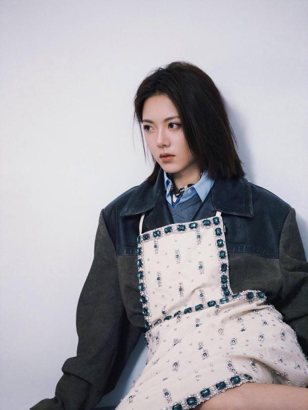 赵今麦穿背带裙配西装。