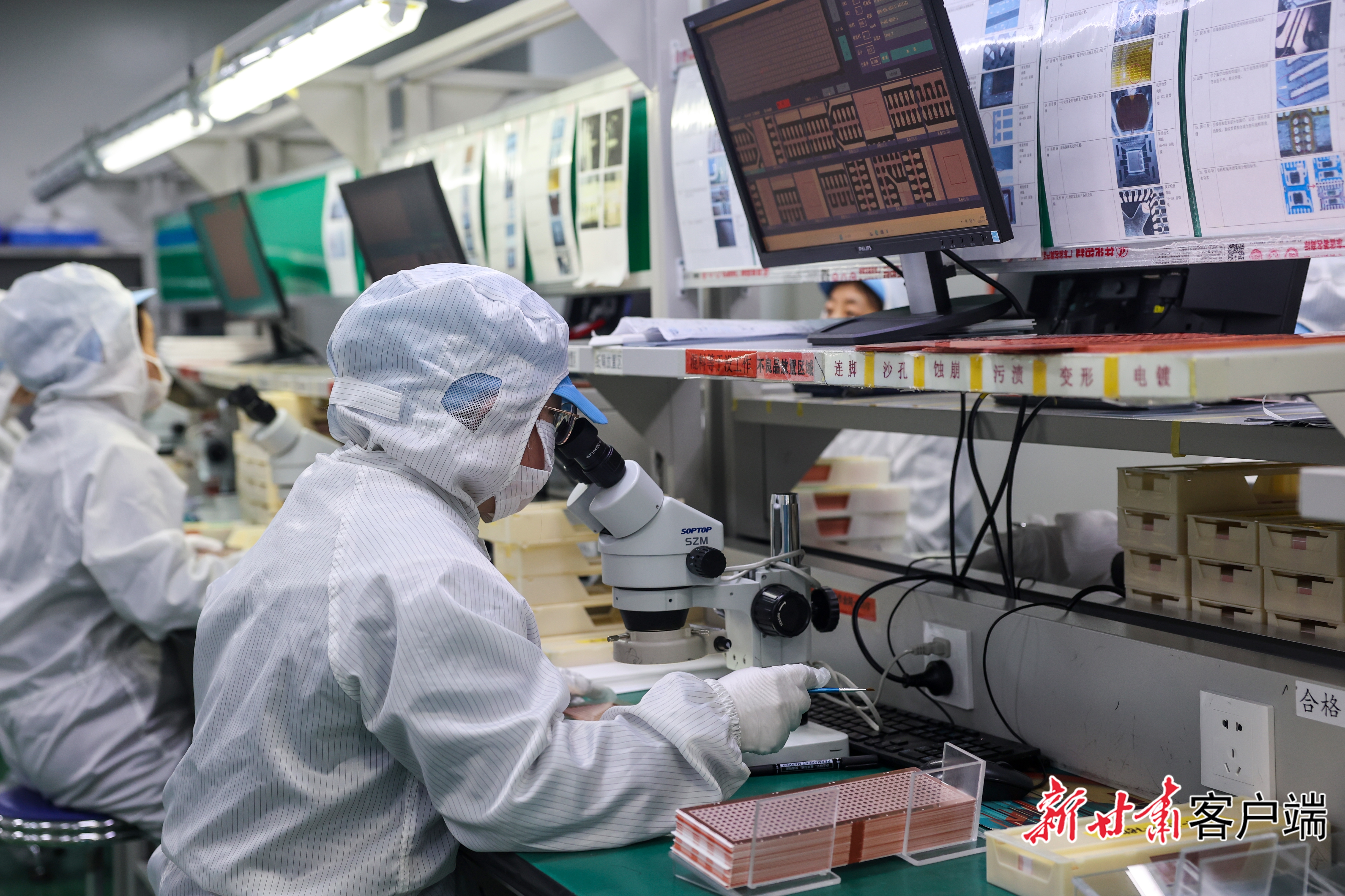 天水华洋电子科技股份有限公司的工作人员检测产品 新甘肃·甘肃日报记者 冯乐凯 摄