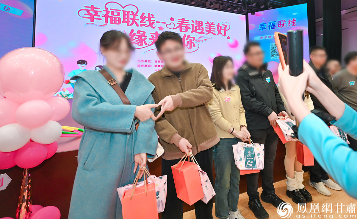 通过结伴畅聊和趣味游戏，青年男女渐生情愫。