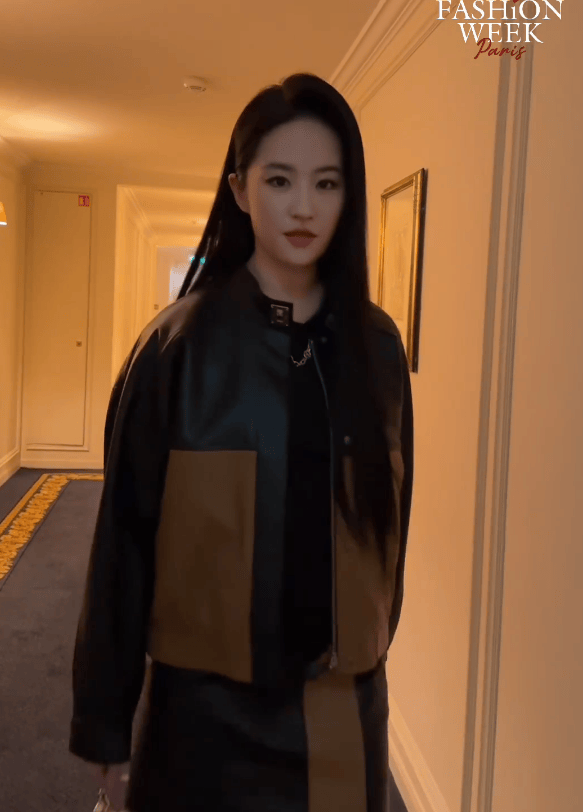 刘亦菲不愧被称为“天仙”，样貌身材都是顶级的。