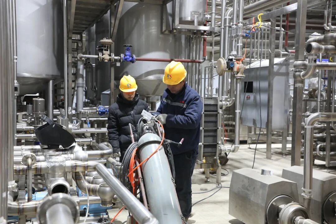 △施工人员正在对生产设备进行安装调试