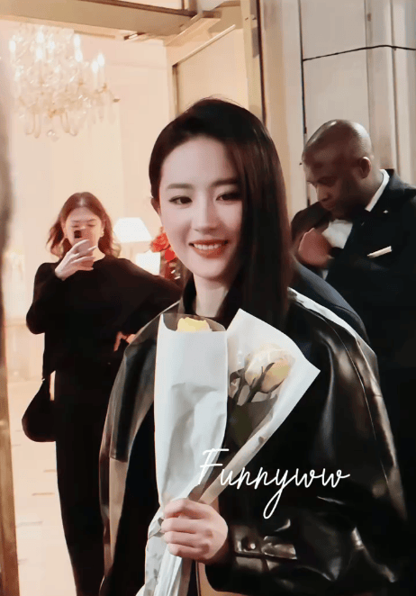 刘亦菲绽放灿烂笑容，心情大好。