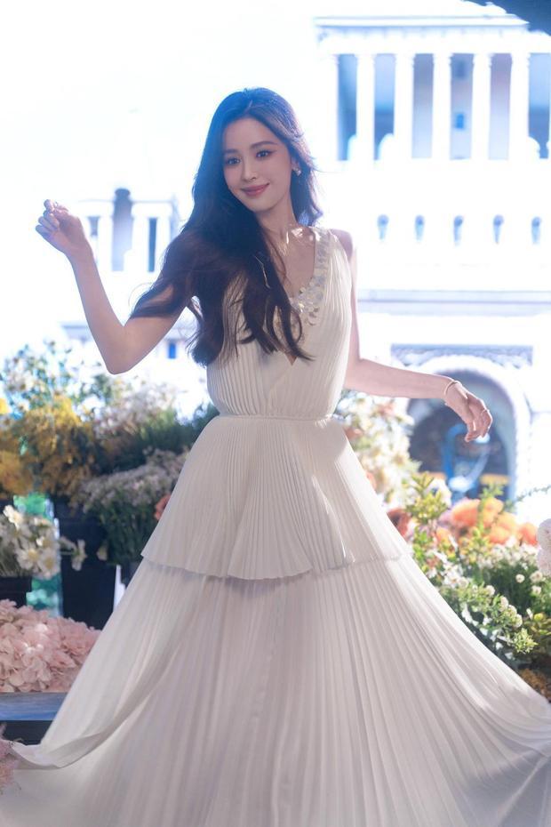 娜扎穿着白色长裙开心跳舞，少女感十足。