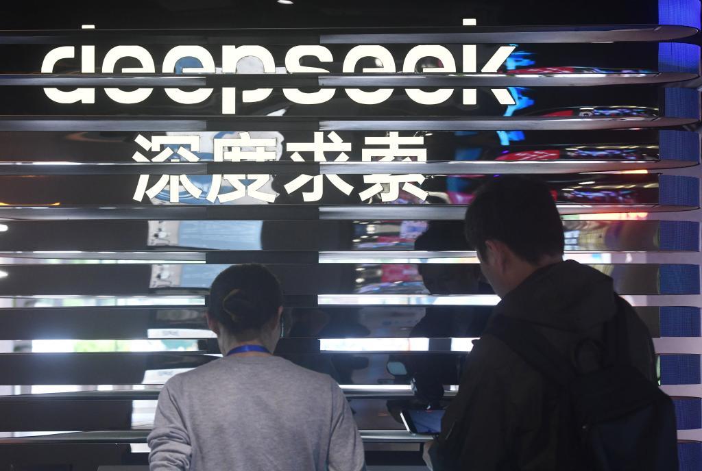 人们在体验DeepSeek的人工智能大模型。新华社发（龙巍摄）