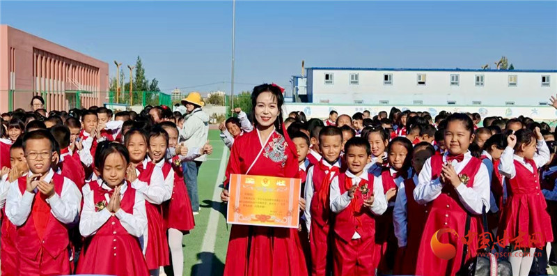 马宏花和孩子们在一起