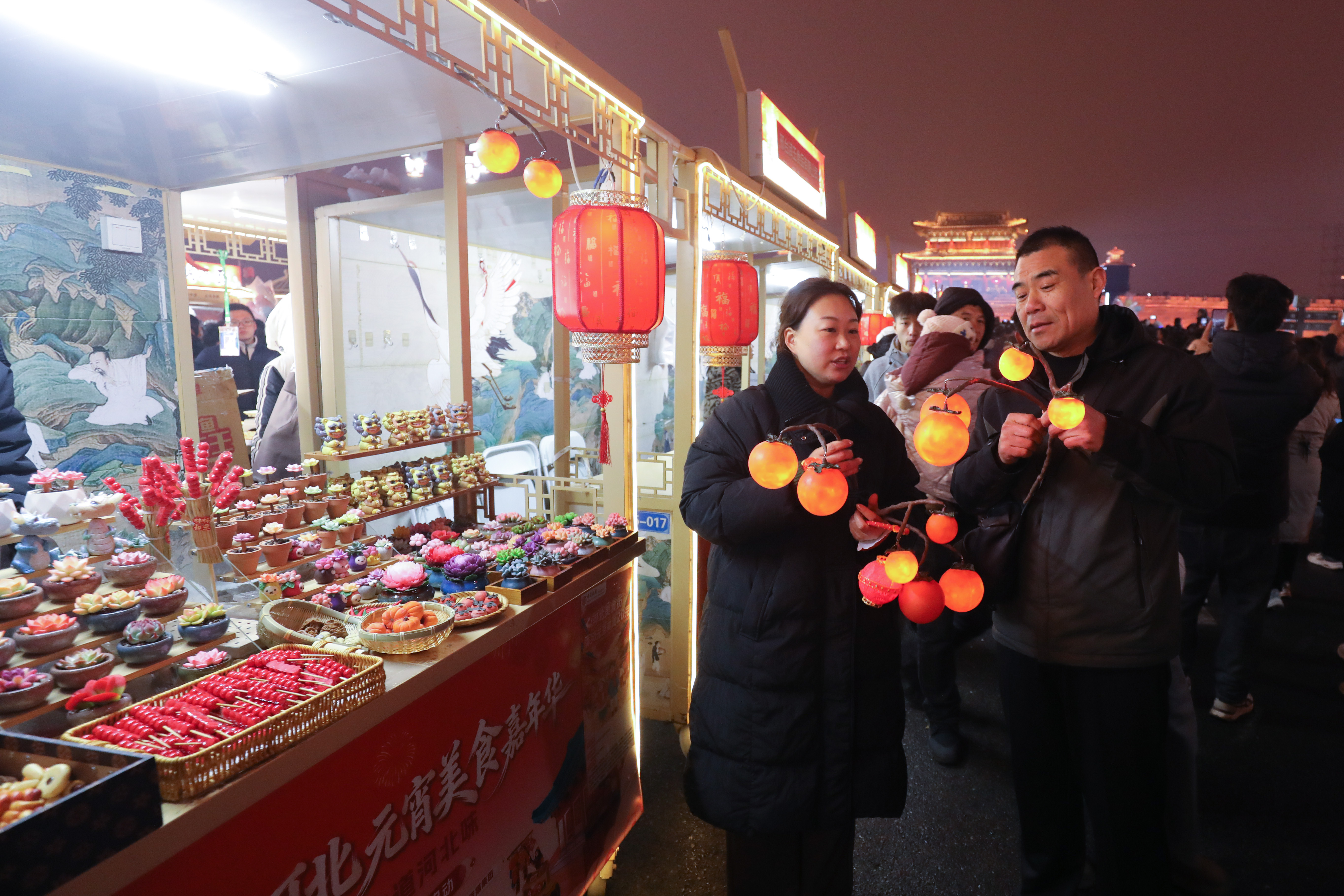 游客在市集选购商品。薛志鹏摄