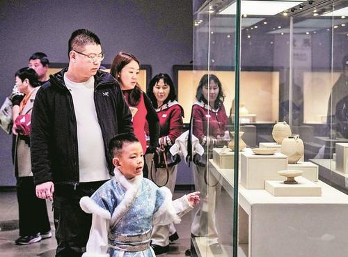 2月18日,游客在定州博物馆参观。 本报记者 许佳奇摄