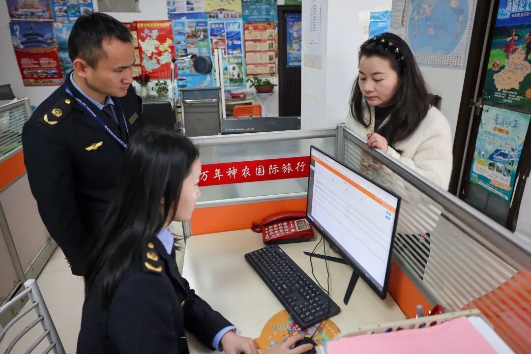 万年县文化市场综合执法大队在旅行社门店检查电子合同等，核对“一团一报”制度落实情况。