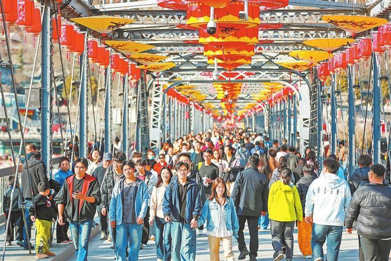 近日，兰州黄河风情线大景区迎来春季旅游热潮，众多市民和游客前来踏青赏景，尽享春日美好时光。新甘肃&middot;甘肃日报通讯员　陈坤
