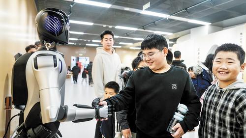 2月28日，雄安图书馆人形机器人“馆员”与读者互动。 本报记者 李东宇摄