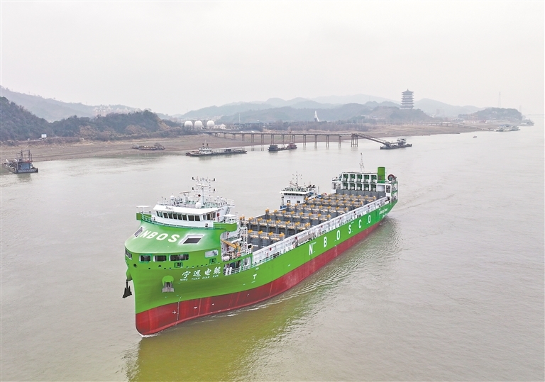 2月1日,江西制造、全球最大、国内首制万吨级纯电动智能海船“宁远电鲲”号启航,从湖口县解缆离厂开展航行试验。本报全媒体记者 吴文兵摄