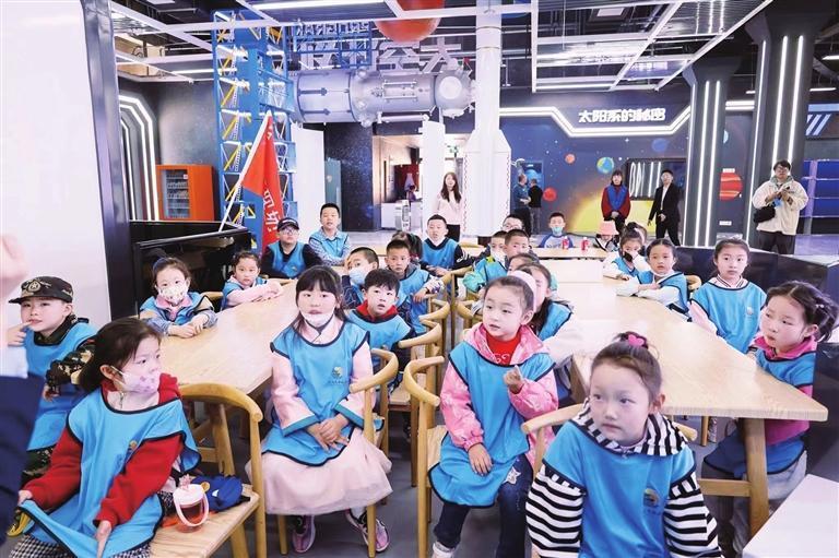 孩子们在酒泉文化艺术创意产业园航天科技体验馆研学　酒泉市文旅局供图