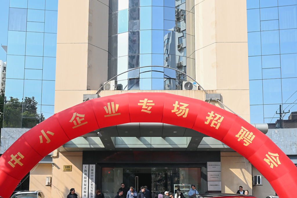 2026年3月7日,中小企业专场招聘会现场门外。澎湃新闻记者 吴栋 图