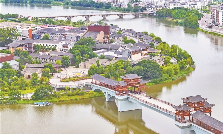 2025年7月11日,位于赣州市会昌县的会昌戏剧小镇,工作人员正在清理河岸杂草和水面漂浮物,全力保障河道清洁畅通。本报全媒体记者 张翰林摄