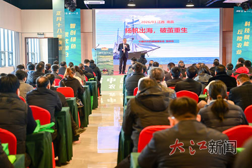 农机惠农政策宣讲培训会，吸引了不少农户前来听讲。