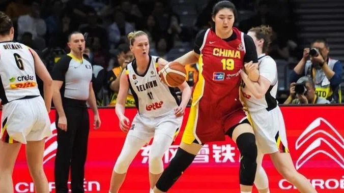 女篮负强敌四大水货！张子宇最大亮点，宫鲁鸣被质疑，放弃刘禹彤