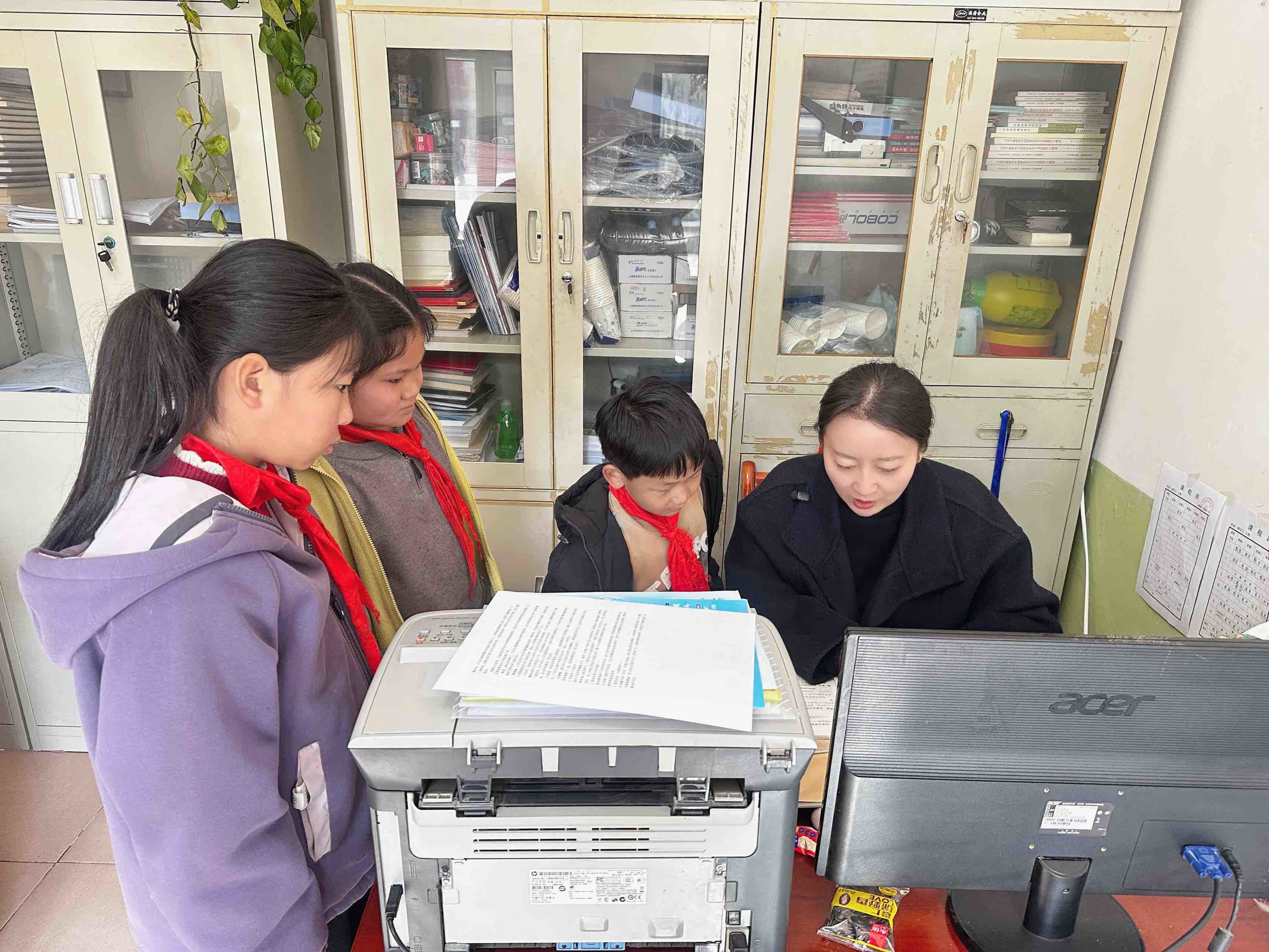 王艳教学生改正易错题