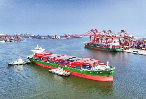 2025年7月30日，货轮向唐山港京唐港区靠泊。（本报资料片） 本报记者 赵 杰摄