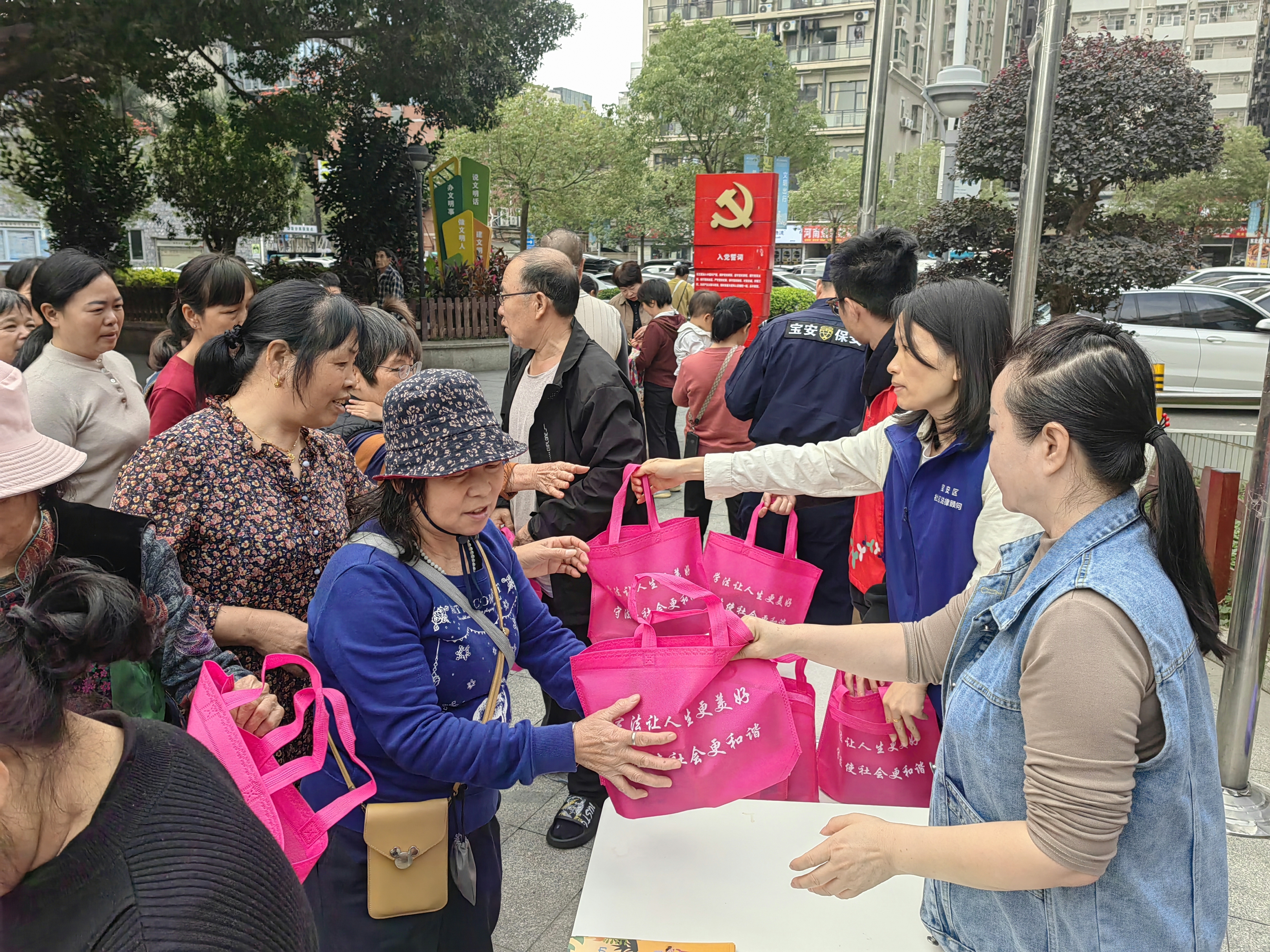 西乡街道司法所开展“3.15”国际消费者权益保护日系列宣传活动