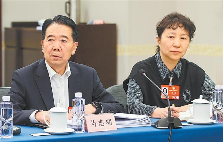 3月7日，住甘全国政协委员分别在各自界别参加小组会议。新甘肃&middot;甘肃日报记者　冯乐凯