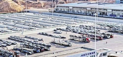 1月15日拍摄的张家口南山汽车产业基地中欧汽车物流园。 本报记者 耿 辉摄