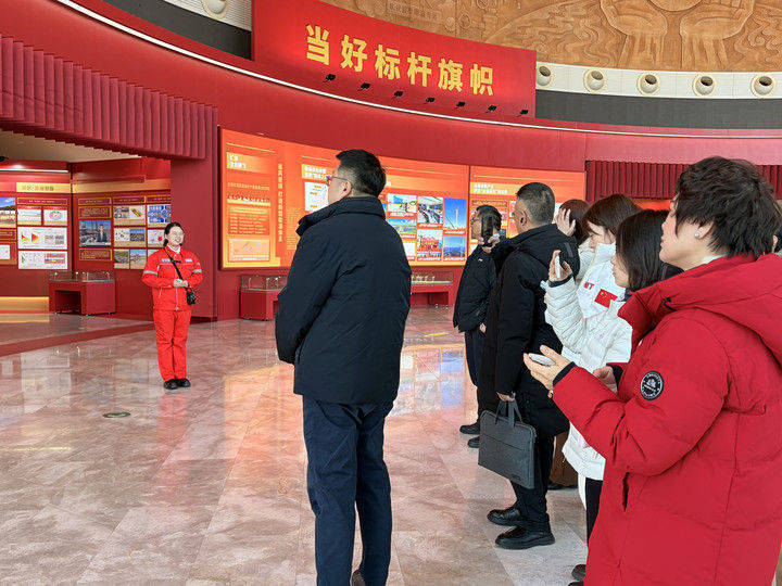 讲解员在大庆油田“十四五”成就展暨“十五五”规划展向参观者介绍展览内容。