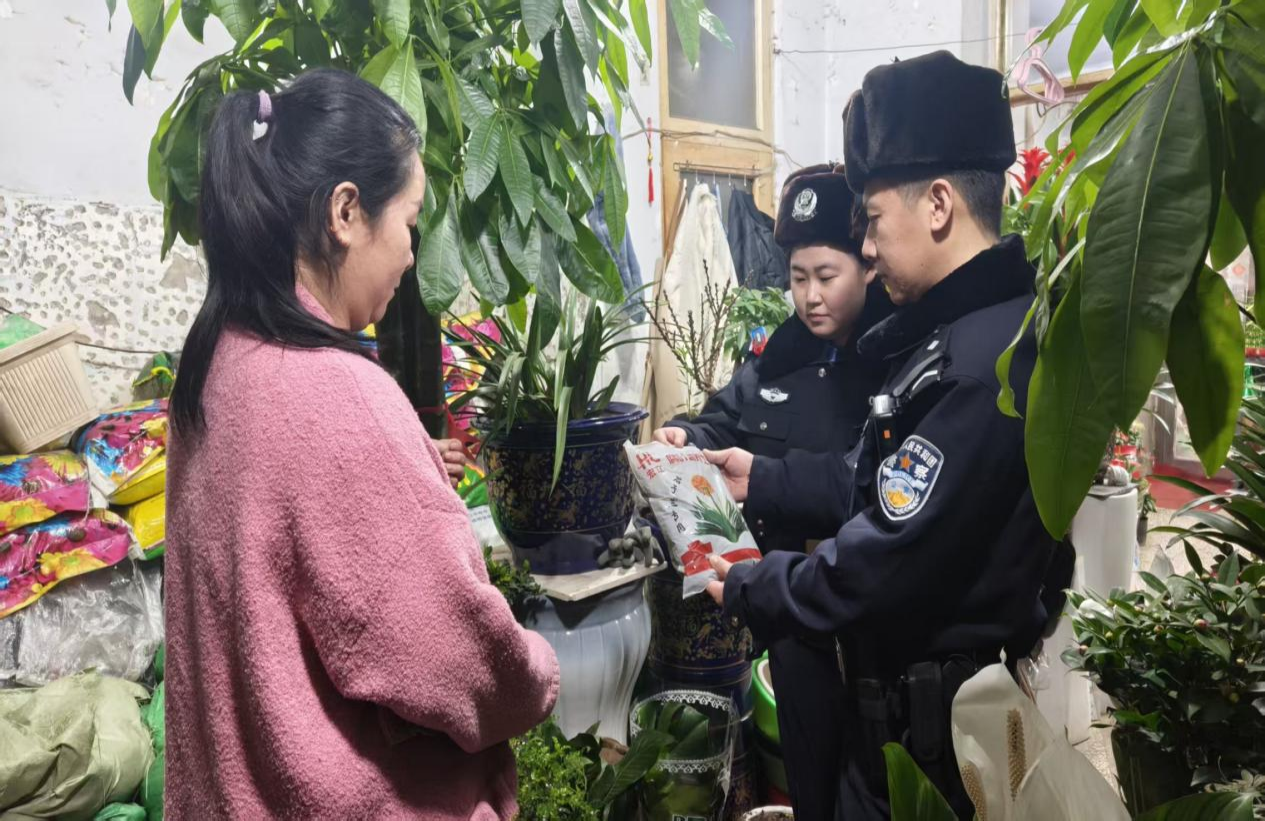 呼兰分局民警深入辖区花卉市场开展专项检查