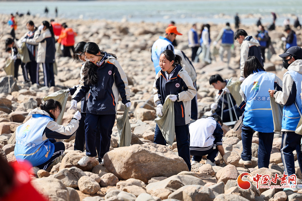 3月5日，雷锋志愿服务队在兰州市黄河岸边捡拾垃圾。