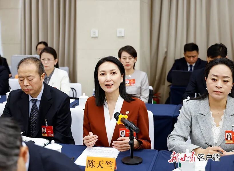 全国人大代表、读者杂志社总编辑陈天竺回答记者提问